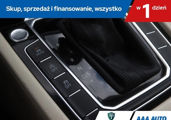 Volkswagen Passat cena 68000 przebieg: 151589, rok produkcji 2015 z Raszków małe 154